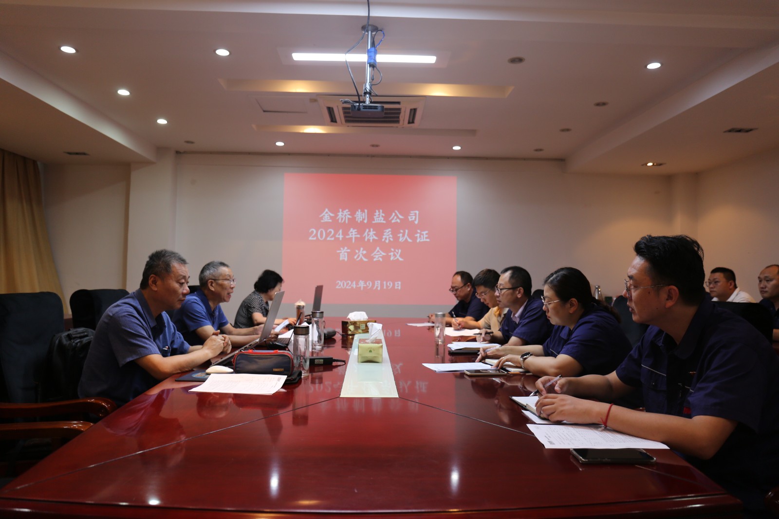 近日，金橋制鹽公司通過北京世標認證中心審核，給予食品安全管理體系、環(huán)境管理體系和職業(yè)健康安全管理體系認證“保持認證資格”的監(jiān)督審核結論，給予質量管理體系認證“再次注冊”的再認證審核結論。通過審核，是對公司精細化管理成果的檢驗，促進公司內控管理水平持續(xù)提升。（李曉月）